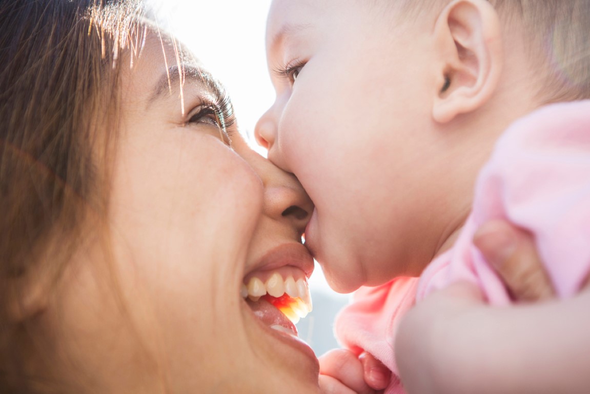 Как отучить ребенка кусать маму и драться: советы психолога