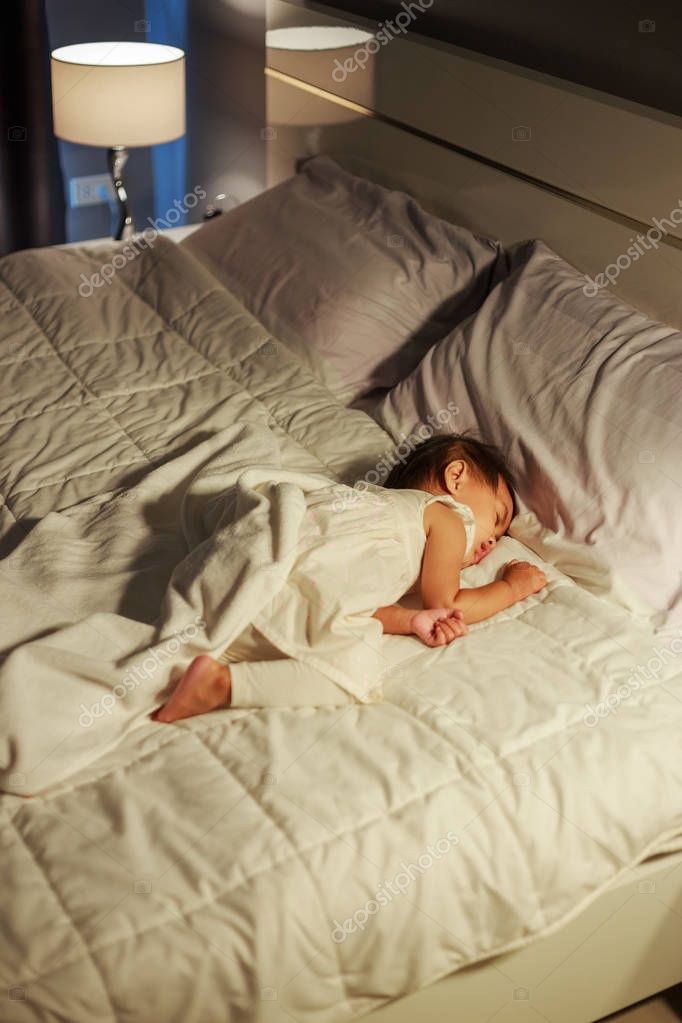«ребенок бегает к нам ночью». как помочь детям засыпать в своей кровати | православие и мир