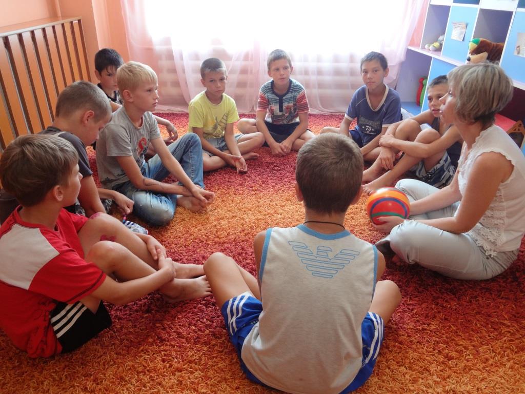 Игры можно знакомиться. Дети в кругу в лагере. Игровое взаимодействие в лагере. Психологический тренинг дошкольники. Игры для детей в лагере.