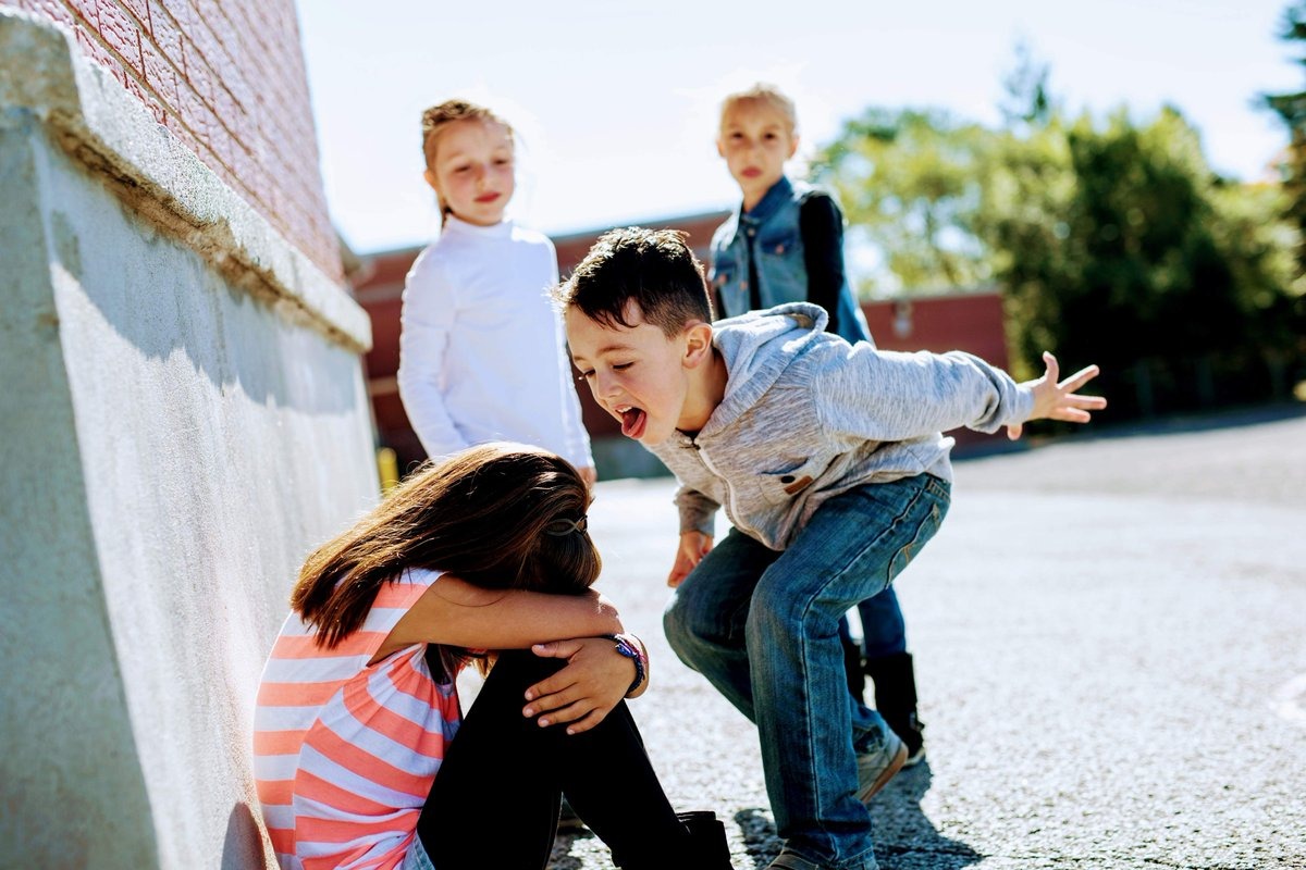 Что делать, если ребенка обижают в школе — 10 советов родителям