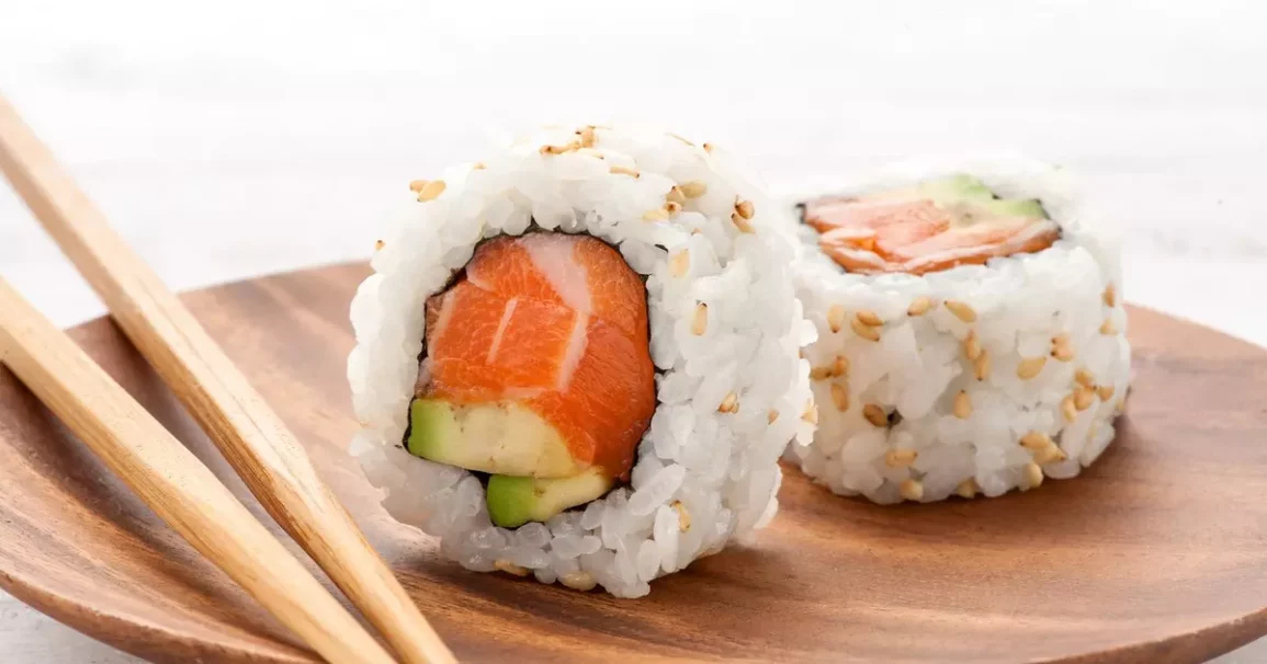 Где заказать суши и роллы с доставкой: сервис "Макароллыч"