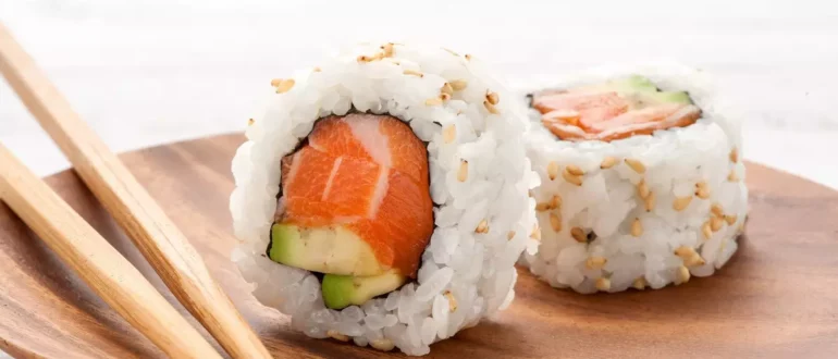 Где заказать суши и роллы с доставкой: сервис "Макароллыч"